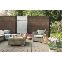 Terrasse avec brise-vue, ensemble de sièges en rotin et plantes