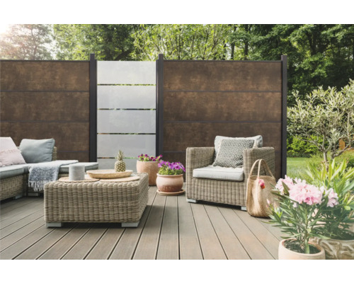 Terrasse avec brise-vue, ensemble de sièges en rotin et plantes