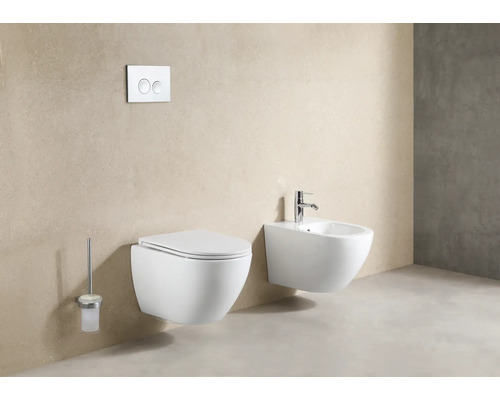 Salle de bains moderne avec WC suspendu, bidet et plaque de commande