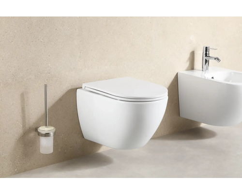 WC suspendu, bidet et brosse de toilette dans la salle de bain