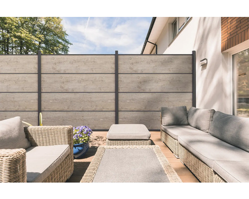 Terrasse avec brise-vue, meubles de salon et pot de fleurs