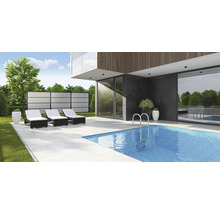 Aussenbereich mit Pool, Liegestühlen und Sichtschutzwand