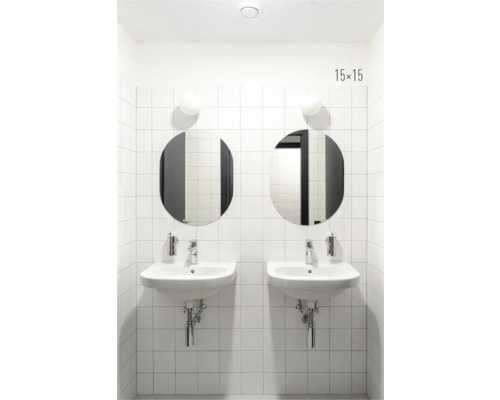 Badezimmer mit zwei Waschbecken, runden Spiegeln und weißen Fliesen