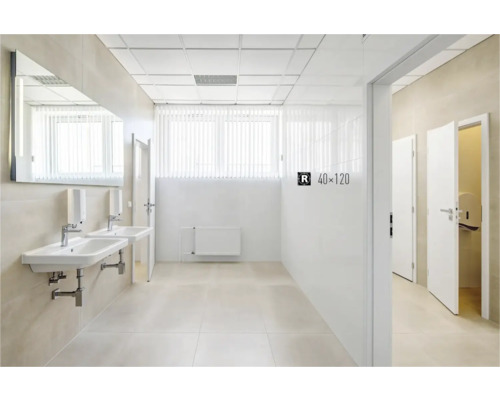 Helles Badezimmer mit Spiegel, Waschbecken und weißen Fliesen