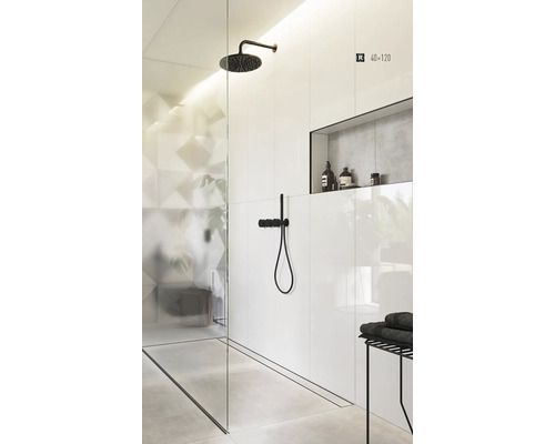 Badezimmer mit Dusche, weißen Wandfliesen, eingebautem Regal und schwarzer Duschgarnitur