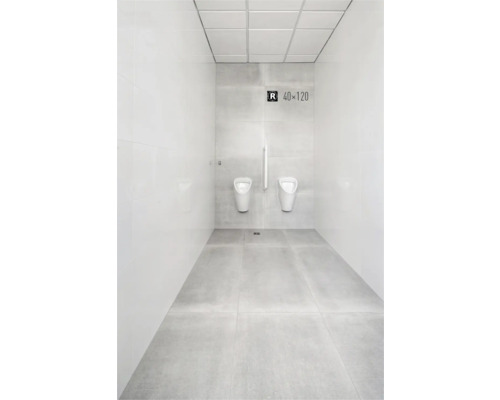 Modernes Badezimmer mit weißen Fliesen und zwei Urinalen