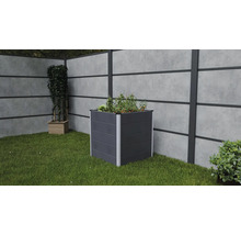 Quadratisches Hochbeet mit Pflanzen im Garten