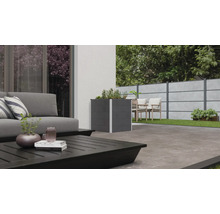 Terrasse mit Pflanzkasten, Lounge-Möbeln und Sichtschutzzaun