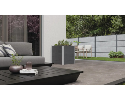 Terrasse mit Pflanzkasten, Lounge-Möbeln und Sichtschutzzaun