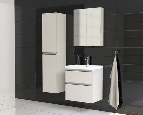 Salle de bains avec meuble sous-lavabo, armoire de toilette et armoire haute