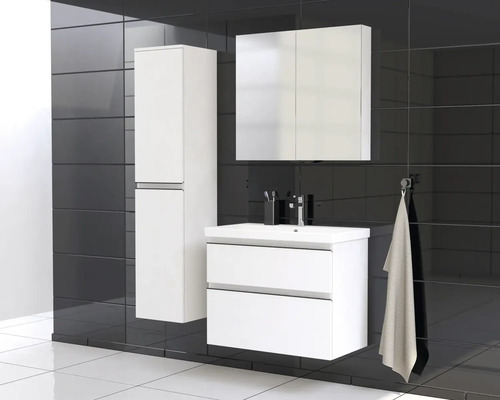 Badezimmer mit Waschtischunterschrank, Spiegelschrank und Hochschrank