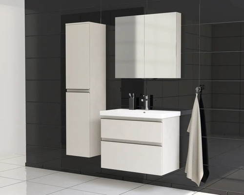 Badezimmer mit Waschtischunterschrank, Spiegelschrank und Hochschrank vor schwarzer Wand