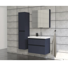 Badezimmer mit Waschbeckenunterschrank, Spiegelschrank und Hochschrank