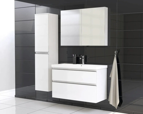 Salle de bains avec meuble sous-lavabo, armoire de toilette et armoire haute