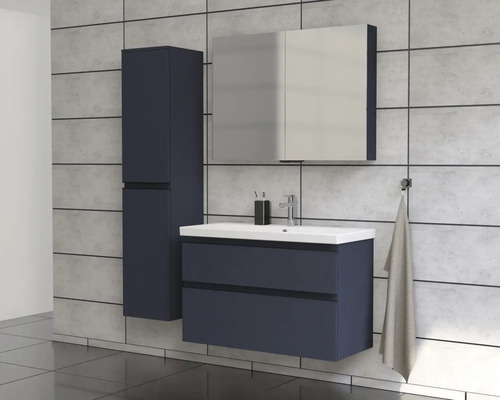 Salle de bain avec meuble sous-lavabo, armoire de toilette et armoire haute