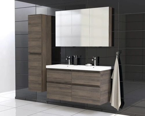 Salle de bain avec lavabo, armoire de toilette et armoire haute en aspect bois, robinetterie et serviette