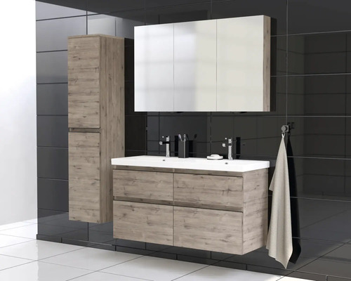 Salle de bains avec meuble-lavabo, armoire de toilette et armoire haute aspect bois