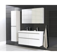 Badezimmer mit Waschtisch, Spiegelschrank und Hochschrank.