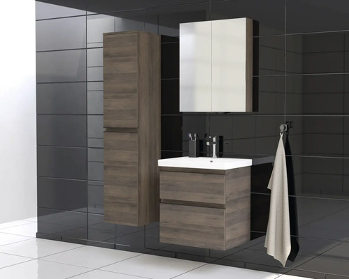 Badezimmer mit Waschbeckenunterschrank, Spiegelschrank und Hochschrank