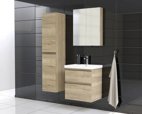 Salle de bain avec lavabo, armoire de toilette et armoire haute en bois