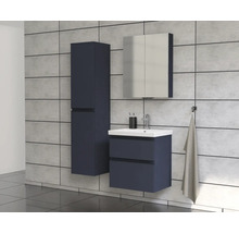 Badezimmeransicht mit Waschtisch, Spiegelschrank und Hochschrank vor Fliesenwand