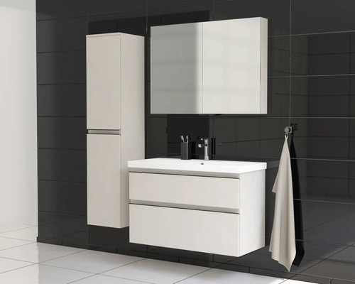 Badezimmer mit Waschtischunterschrank, Spiegelschrank und Hochschrank vor schwarzem Fliesenspiegel