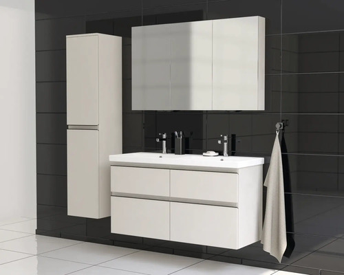 Badezimmer mit Waschtisch, Spiegelschrank und Hochschrank