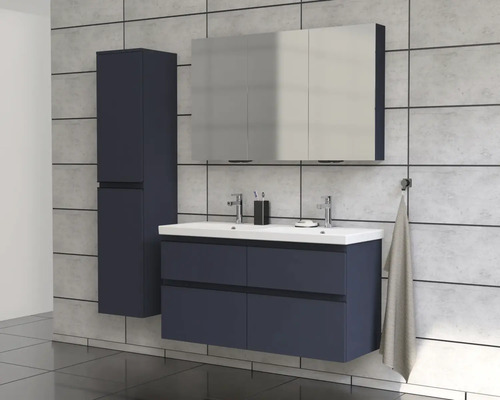 Badezimmer mit Waschtischunterschrank, Spiegelschrank und Hochschrank