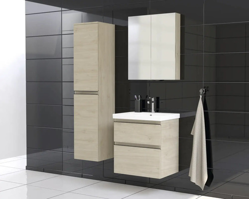 Badezimmer mit Waschtisch, Spiegelschrank und Hochschrank