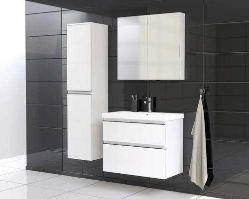 Badezimmer mit Waschbeckenunterschrank, Spiegelschrank und Hochschrank