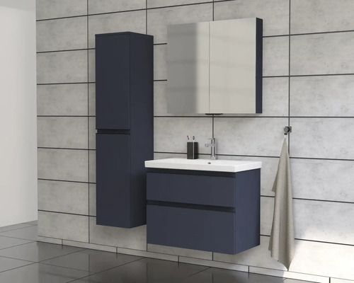 Modernes Badezimmerensemble mit Waschtisch, Spiegelschrank und Hochschrank