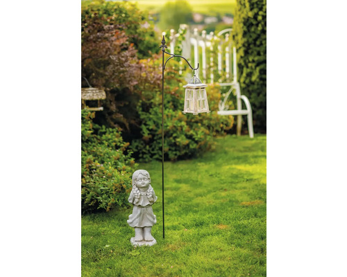 Gartenszene mit Mädchenskulptur und Hängelaterne