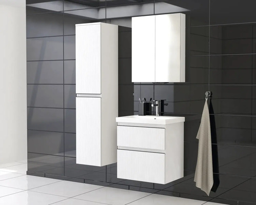 Salle de bains avec armoire haute, armoire de toilette, meuble sous-lavabo et lavabo