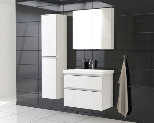 Badezimmer mit Waschtisch, Spiegelschrank und Hochschrank für Badezimmerutensilien