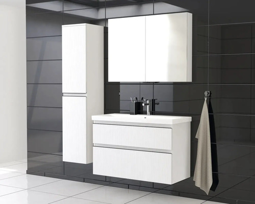 Badezimmer mit Waschtisch, Spiegelschrank und Hochschrank in hellem Design vor schwarzem Fliesenspiegel