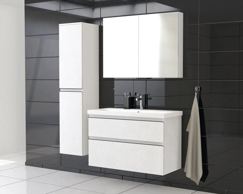 Salle de bains avec meuble sous-vasque, lavabo, armoire de toilette et armoire haute