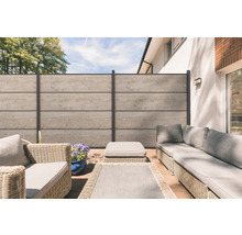 Terrasse avec brise-vue, mobilier de jardin et jardinière