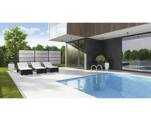 Jardin moderne avec piscine, chaises longues et écran d''intimité