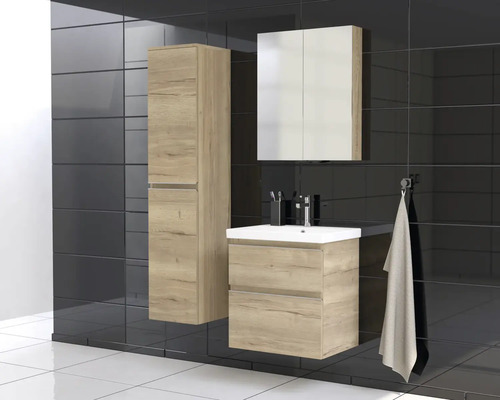 Salle de bains avec meuble-lavabo, armoire de toilette et armoire haute