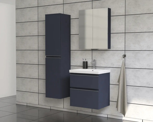 Badezimmer mit Waschtisch, Spiegelschrank und Hochschrank