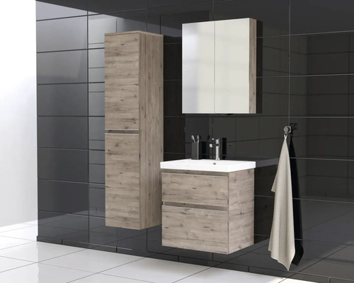 Badezimmer mit Waschtisch, Spiegelschrank und Hochschrank in Holzoptik