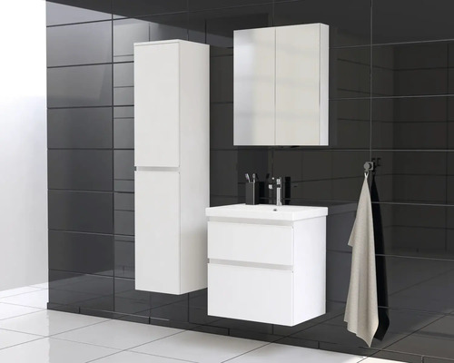 Badezimmer mit Waschtischunterschrank, Spiegelschrank und Hochschrank