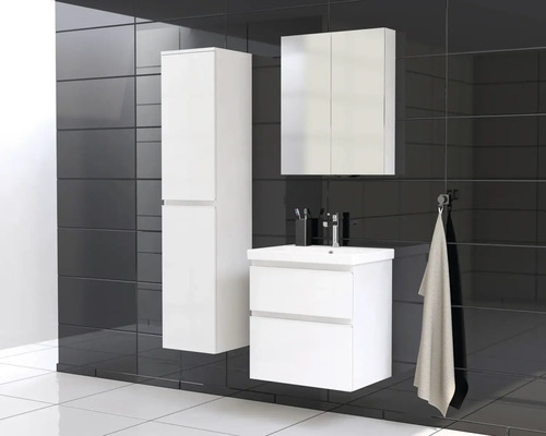 Salle de bains avec meuble sous-lavabo, armoire de toilette et armoire haute