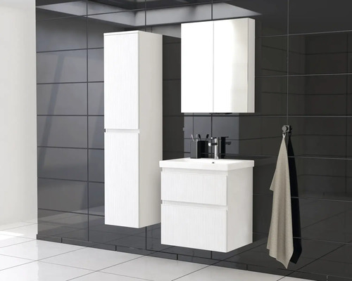 Ensemble de salle de bains avec meuble sous-lavabo, armoire de toilette et armoire haute sur fond de carrelage foncé