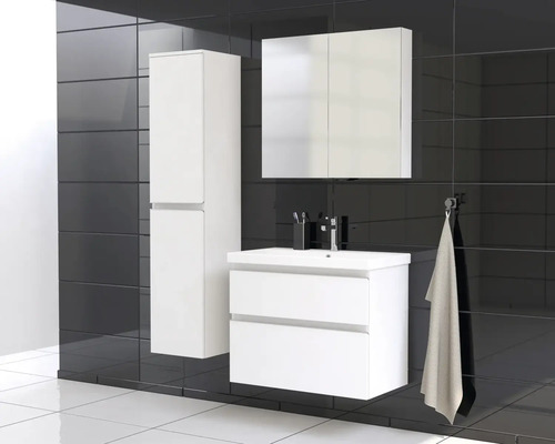 Badezimmer mit Waschbeckenunterschrank, Spiegelschrank und Hochschrank