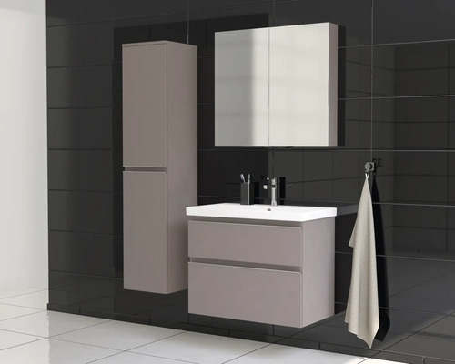 Badezimmer mit Waschtisch, Spiegelschrank und Hochschrank vor schwarzer Wand