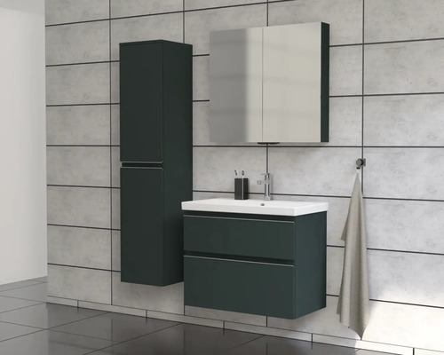 Badezimmer mit Waschtischunterschrank, Spiegelschrank und Hochschrank