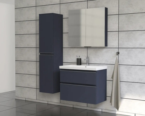 Badezimmer mit Waschtischunterschrank, Spiegelschrank und Hochschrank