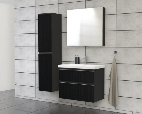 Badezimmer mit Waschtisch, Spiegelschrank und Hochschrank