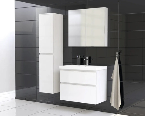 Badezimmer mit Waschbeckenunterschrank, Spiegelschrank und Hochschrank vor schwarzem Fliesenhintergrund